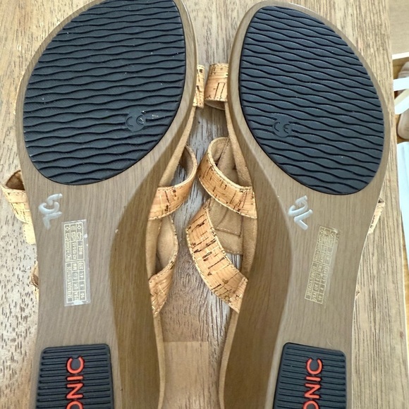 Vionic Sandal wedge Womens 10 wide Adjustable Triple Strap Slip On Orthotic Tan - Picture 3 of 6